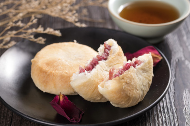 以食用玫瑰花为馅料的云南点心鲜花饼