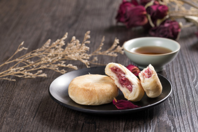以食用玫瑰花为馅料的云南点心鲜花饼