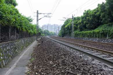 夏天穿过山林的铁路轨道线