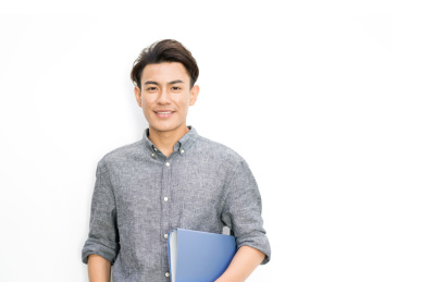 白背景前手拿文件夹满面笑容的中国商务男性