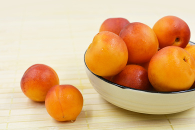 放在竹盖帘上装在小碗里的新鲜的新疆吊干杏特写