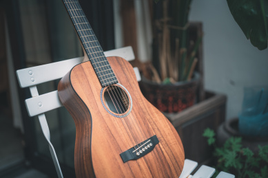 一家很文艺的咖啡馆里放在椅子上的吉他