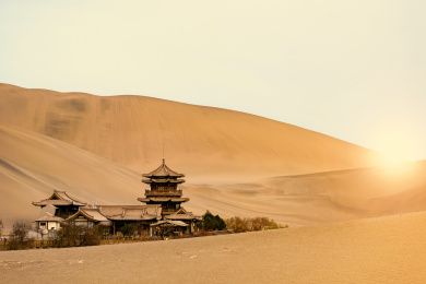 中国甘肃省酒泉市敦煌鸣沙山月牙泉老建筑