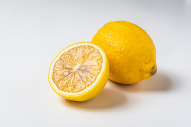 完整和切开新鲜美味的黄色柠檬果