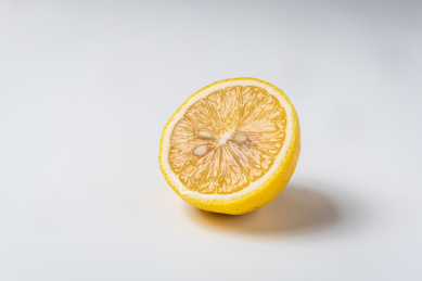 半边切开的新鲜美味的黄色柠檬果