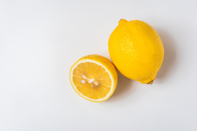 完整和切开新鲜美味的黄色柠檬果