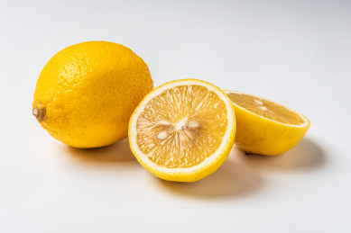 白色背景上新鲜美味的柠檬果和柠檬片