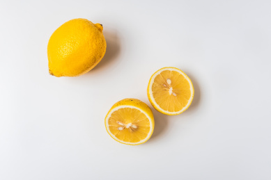 完整和切开新鲜美味的黄色柠檬果