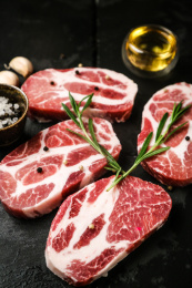 石板上鲜嫩多汁品质上等的牛肉