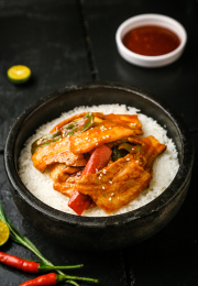 黑色石板上一份精致的韩国石锅拌饭