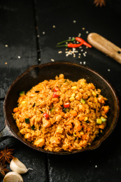 黑色石板上一份平底锅炒饭