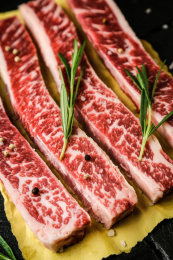 石板上一份鲜嫩多汁品质上等的雪花牛肉