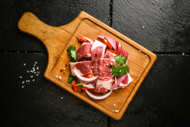 木板上一份鲜嫩多汁的肉和香料