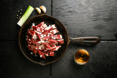 黑色石板上一盘鲜嫩多汁的肉