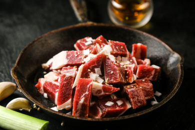 黑色石板上一盘鲜嫩多汁的肉