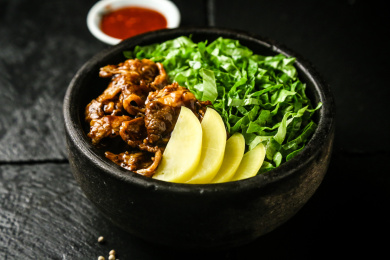 黑色石板上的一份肥牛石锅拌饭