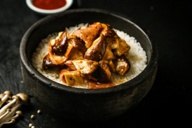 黑色石板上的一份香菇肉片石锅拌饭