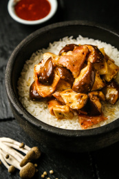 黑色石板上的一份香菇肉片石锅拌饭