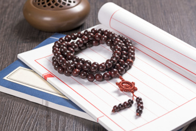 放在深色桌面上的包浆浓厚的佛珠手串