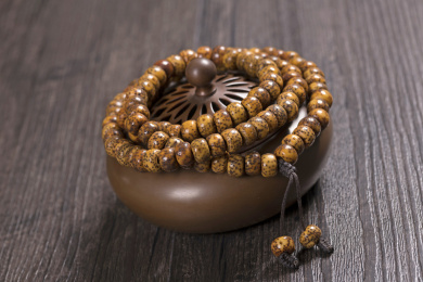 放在深色桌面上的包浆浓厚的佛珠手串