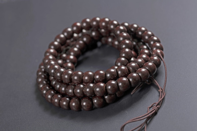 放在深色桌面上的包浆浓厚的佛珠手串