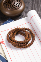 放在深色桌面上的包浆浓厚的佛珠手串