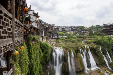 中国湖南湘西永顺县芙蓉古镇的瀑布风光