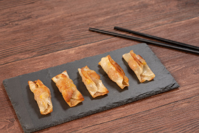 木板桌面上黑岩板上的煎饺