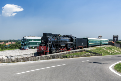 蓝天下的老式蒸汽式火车与绿皮火车