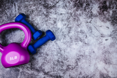 正上方视角特写放在水泥地板质感上的壶铃和哑铃