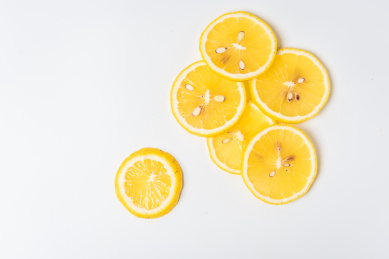 白色背景上新鲜美味的柠檬果和柠檬片