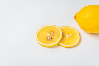 白色背景上新鲜美味的柠檬果和柠檬片