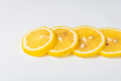 白色背景上新鲜美味的柠檬果和柠檬片