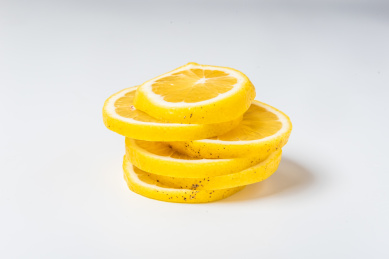 白色背景上新鲜美味的柠檬果和柠檬片