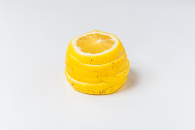 白色背景上新鲜美味的柠檬果和柠檬片