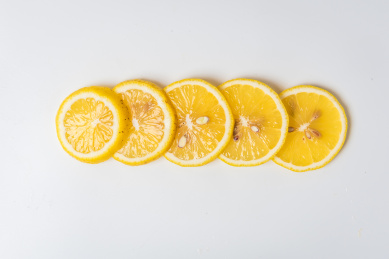 白色背景上新鲜美味的柠檬果和柠檬片