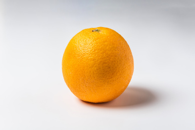 一个完整的新鲜美味可口的橙子