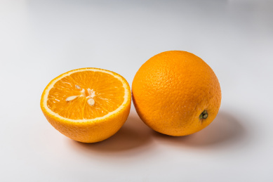 切开和完整的新鲜美味的橙子