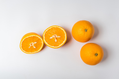 两半切开的橙子和两个完整的橙子