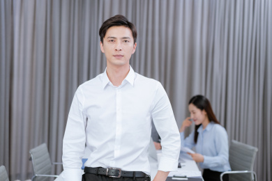 两个着职业装在办公室工作的年轻职员
