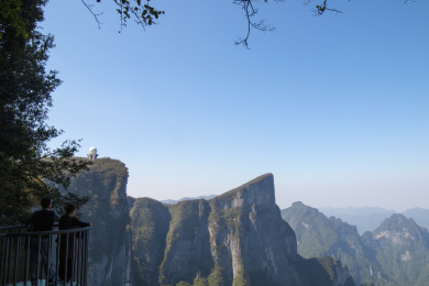 秋日蓝天下的中国湖南张家界天门山景区连绵起伏险峻的崇山峻岭