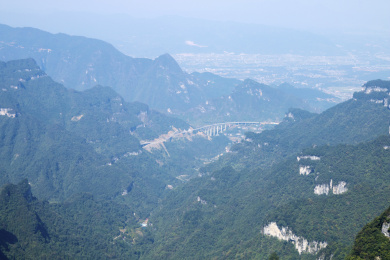 中国湖南张家界天门山绵延起伏险峻的山岭