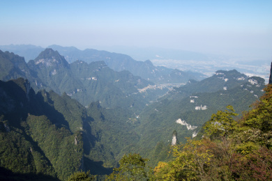 中国湖南张家界天门山绵延起伏险峻的山岭