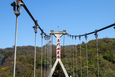 中国湖南张家界天门山悬索桥和远处山上的云梦仙顶景观