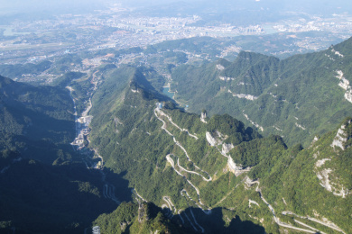 中国湖南天门山景区险峻的99道湾盘山公路特写