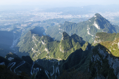 中国湖南张家界天门山景区险峻的盘山公路风光