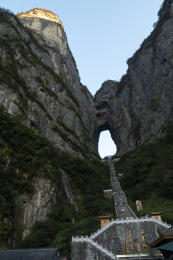 夕阳下的中国湖南张家界天门山景区的天门洞和天梯风光