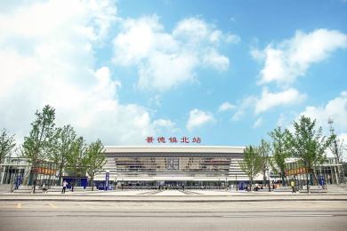 蓝天白云下的景德镇北站建筑正面全景