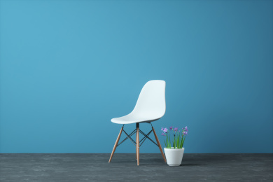 青色背景里的一把白色椅子，极简家装