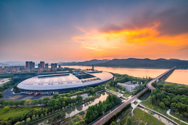 中国浙江省杭州市滨江区钱塘江边海创园日落